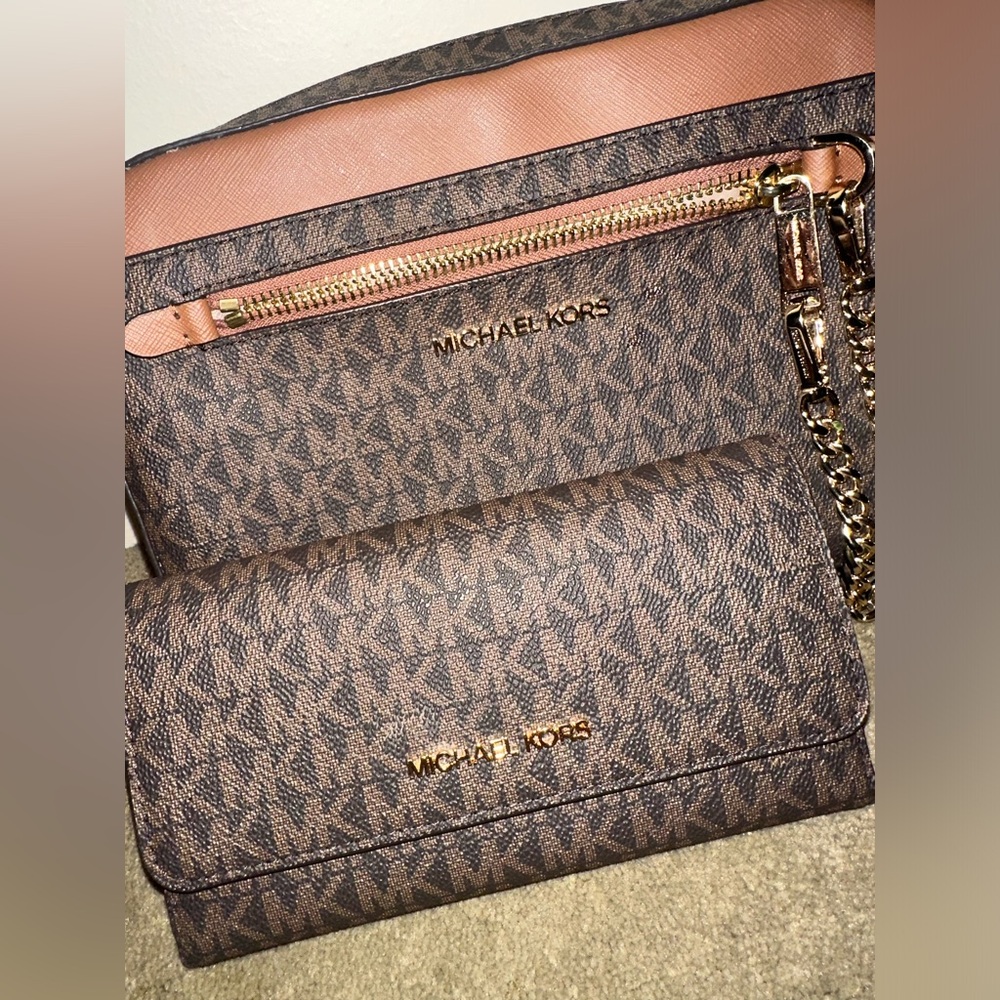 Jet Set Large Logo Crossbody Bag Brown 
Jet Set Large Signature Wallet Brown